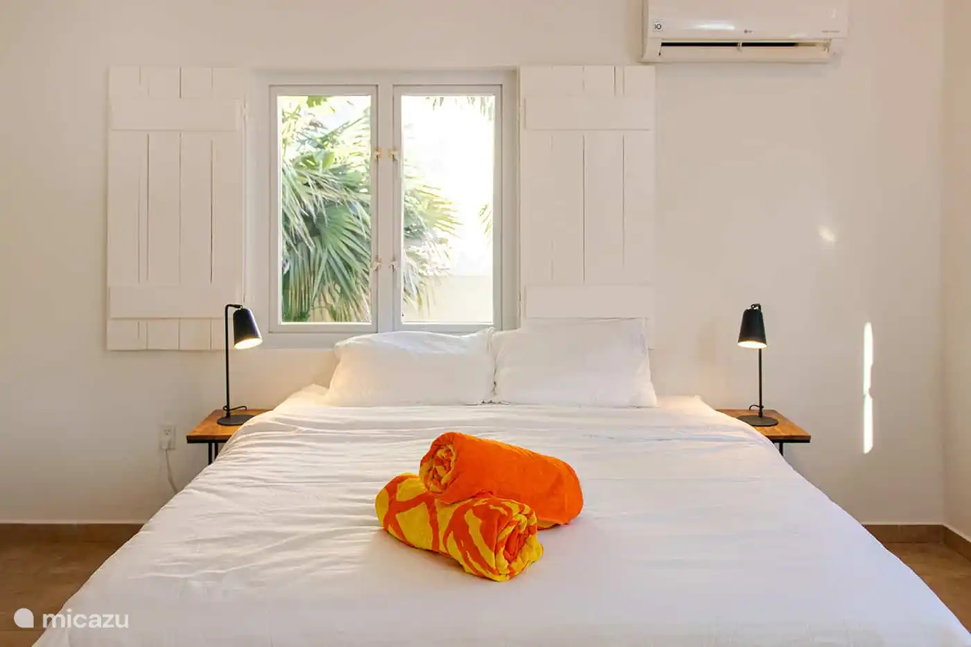 El segundo dormitorio tiene una cama doble.