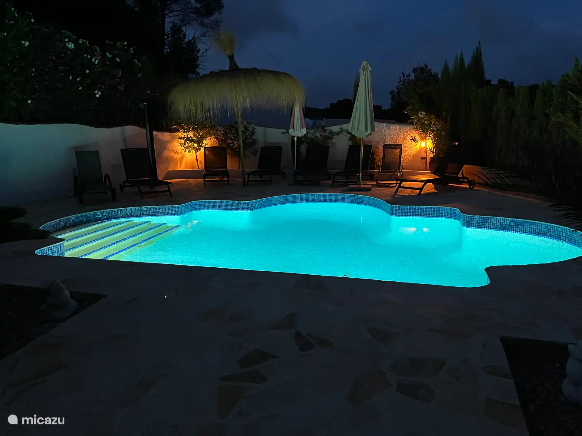 Nouvelle terrasse de piscine la nuit