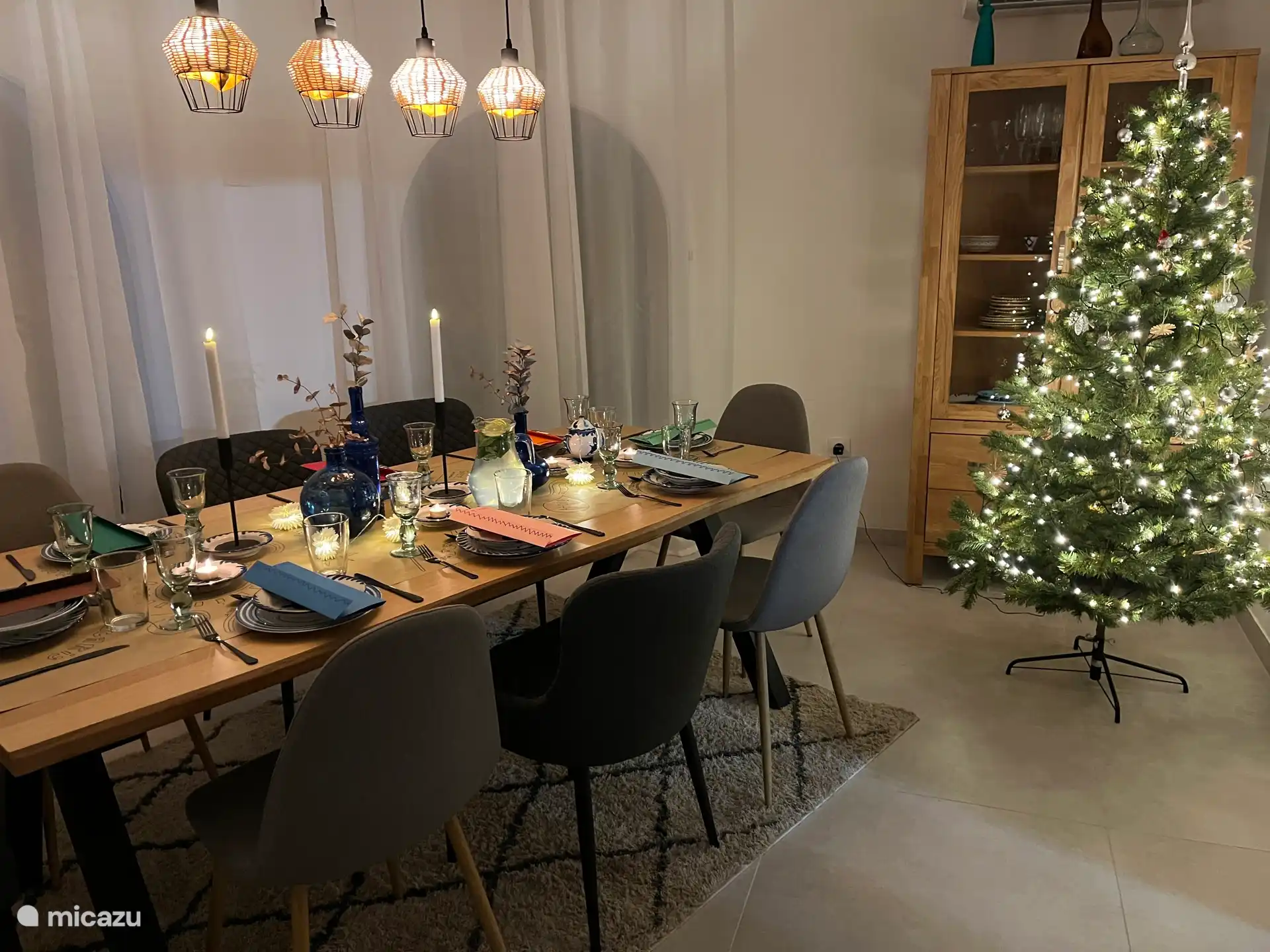 De tafel is gedekt voor het kerstdiner
