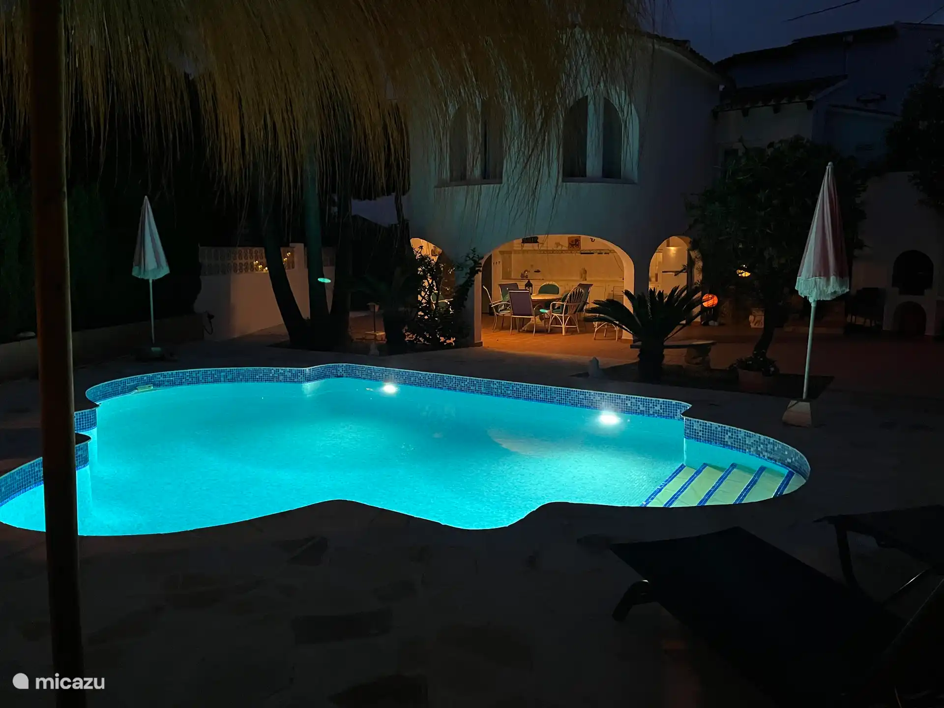 Terrasse de la piscine la nuit