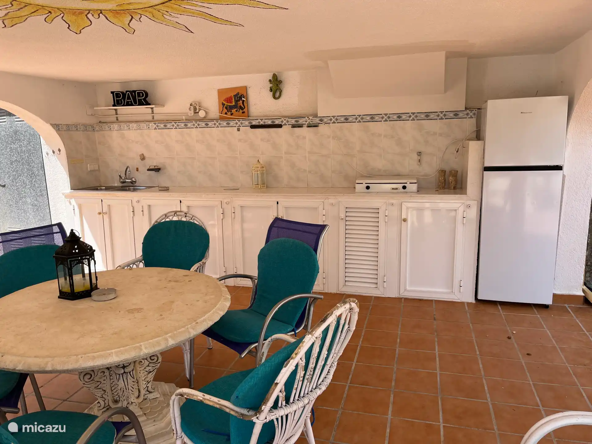 Cuisine extérieure avec grand réfrigérateur, juste au bord de la piscine