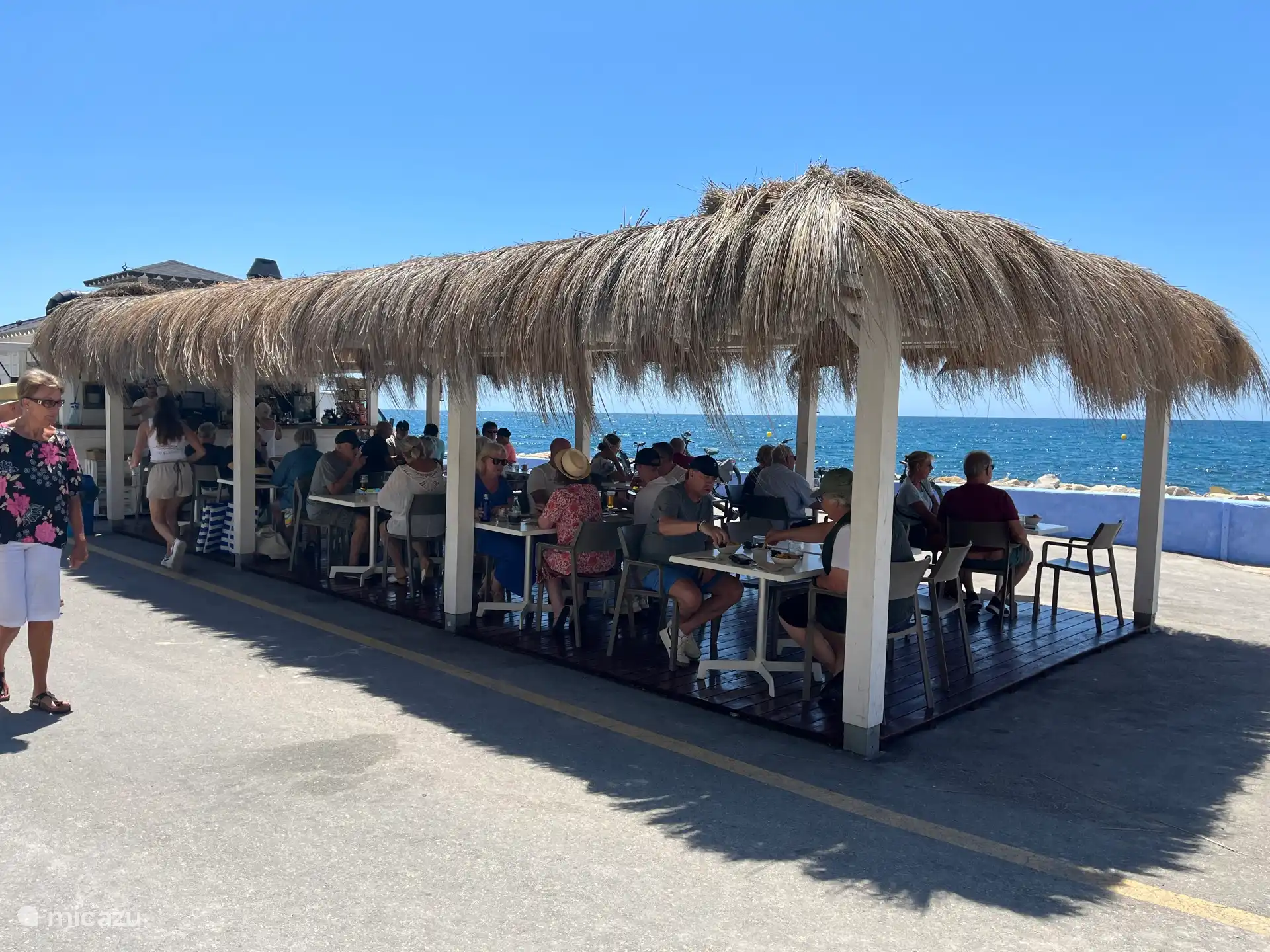 In Cala Advocat is er in de zomer een echte strandbar met eten en drinken direct aan het water
