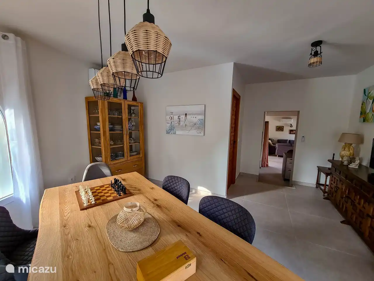 Salon avec grande table à manger