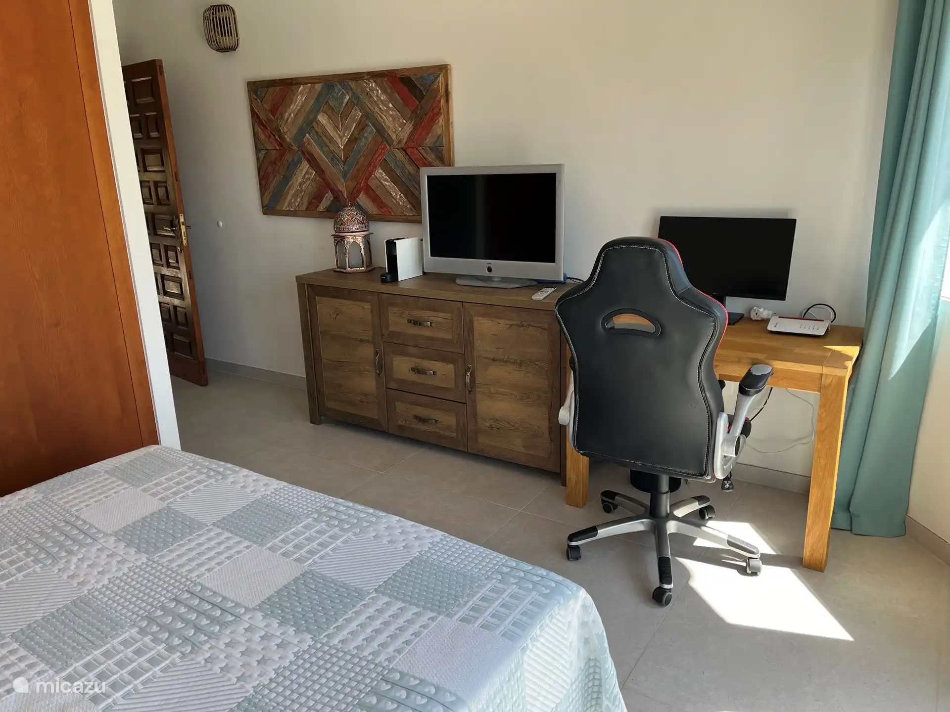 Chambre dans la tour, petit bureau si le travail ne peut pas s'arrêter. Connexion Internet haute performance via LAN disponible