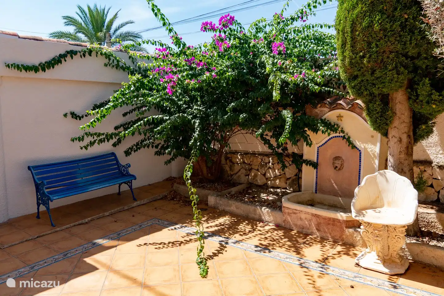 Terrasse devant l'entrée à l'ouest