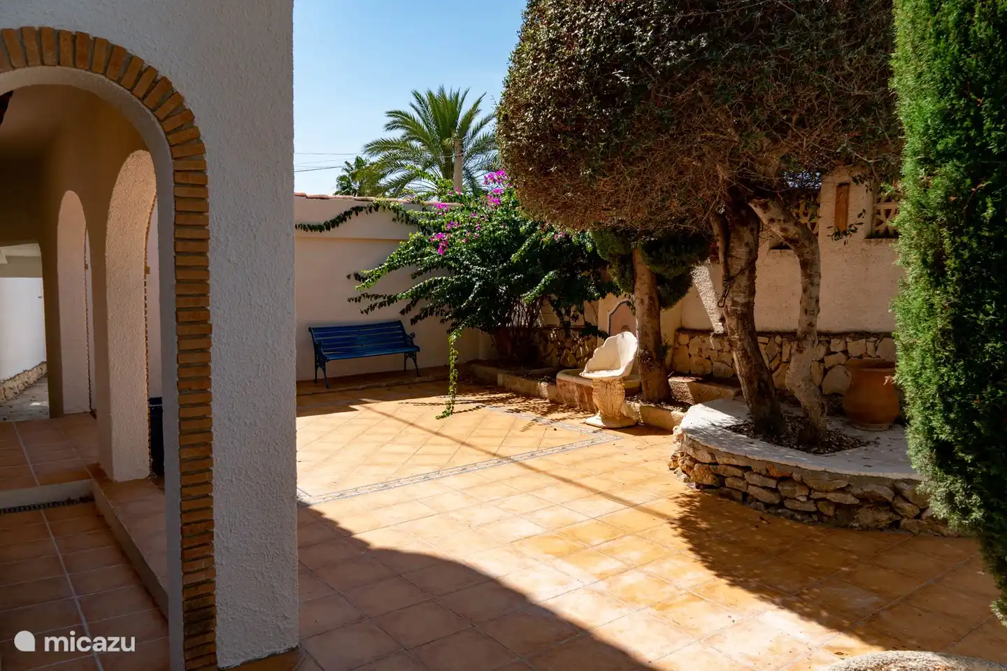 Terrasse devant l'entrée à l'ouest