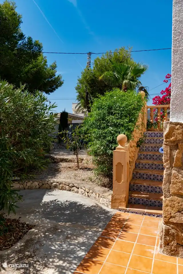 Escaliers de la piscine vers la terrasse supérieure