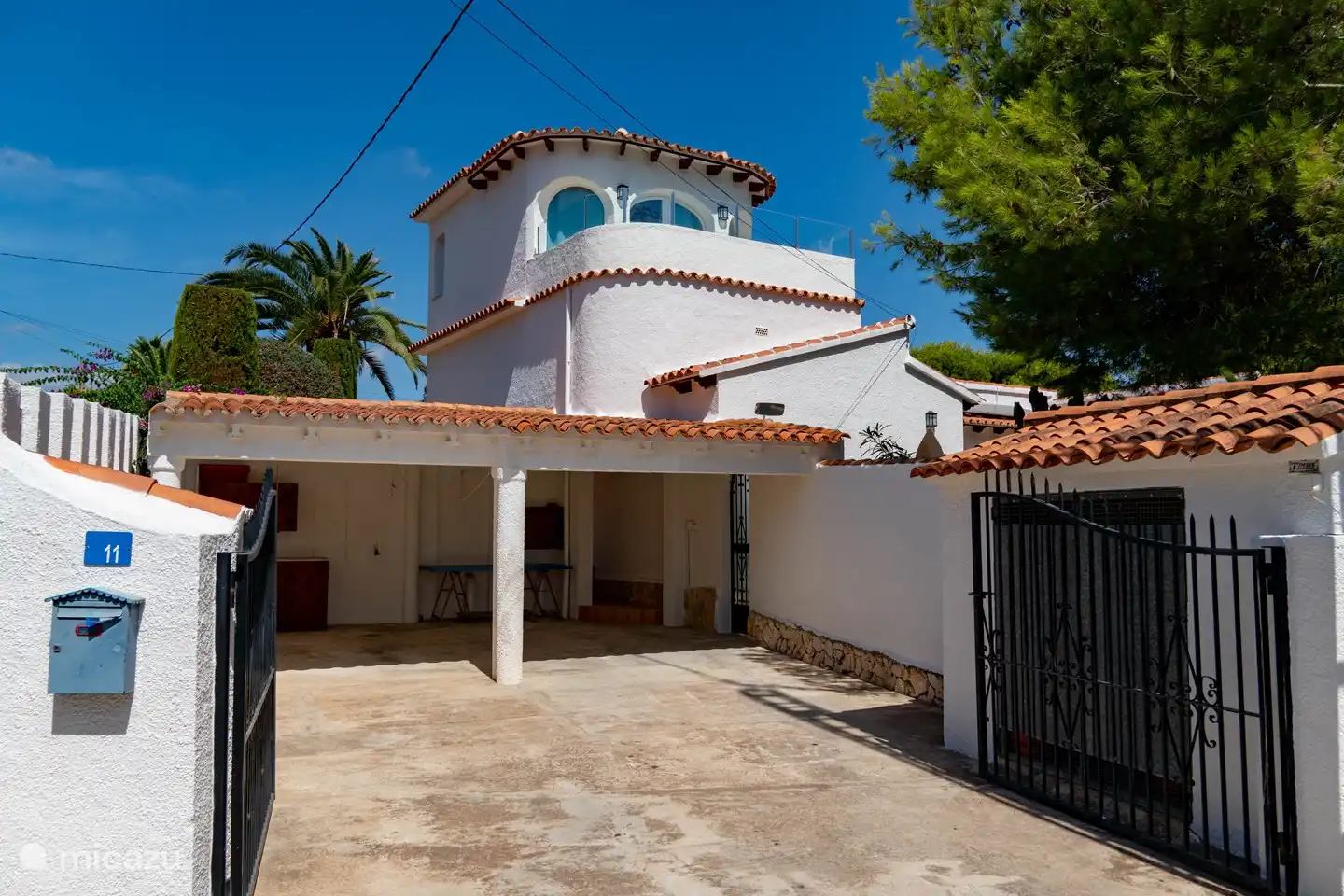 Entrée avec abri voiture pour 2 véhicules