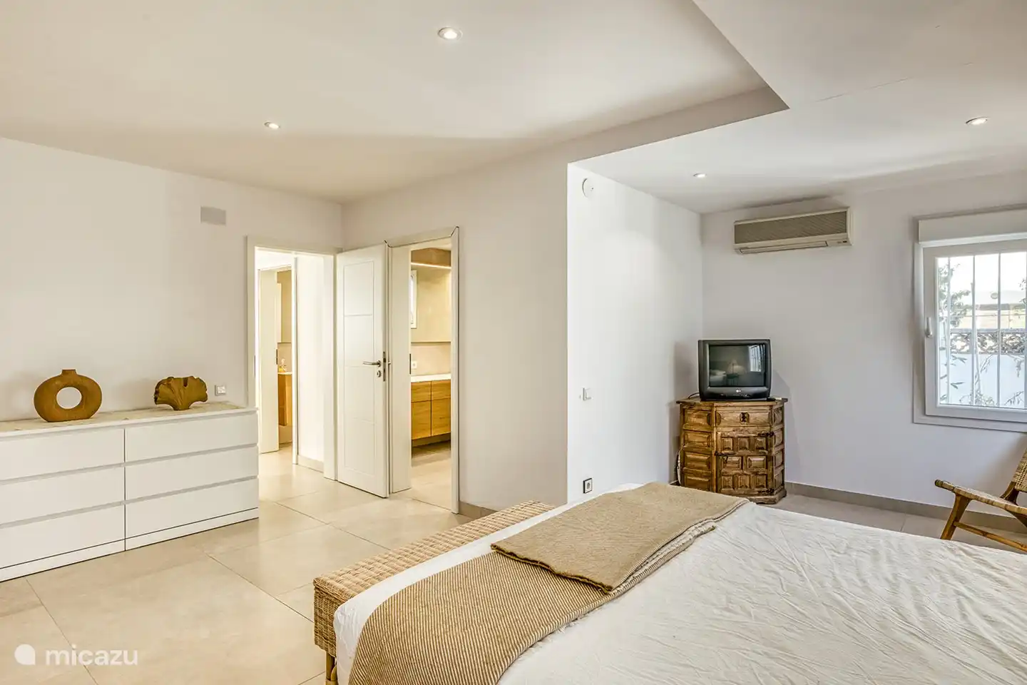 slaapkamer met en suite badkamer