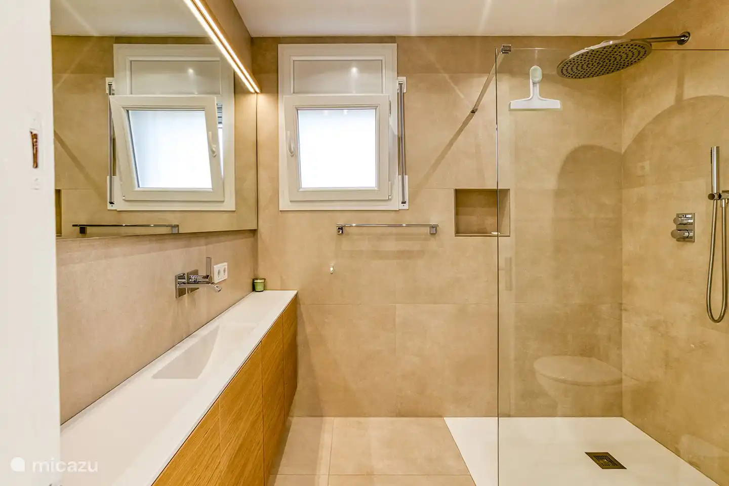 badkamer 1e verdieping met regendouche