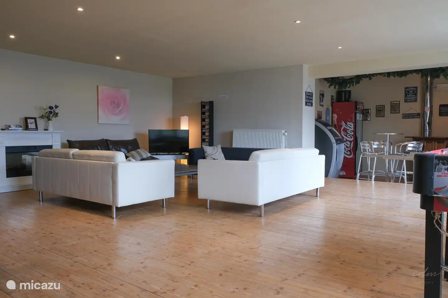 Wohnzimmer mit offener Barecke