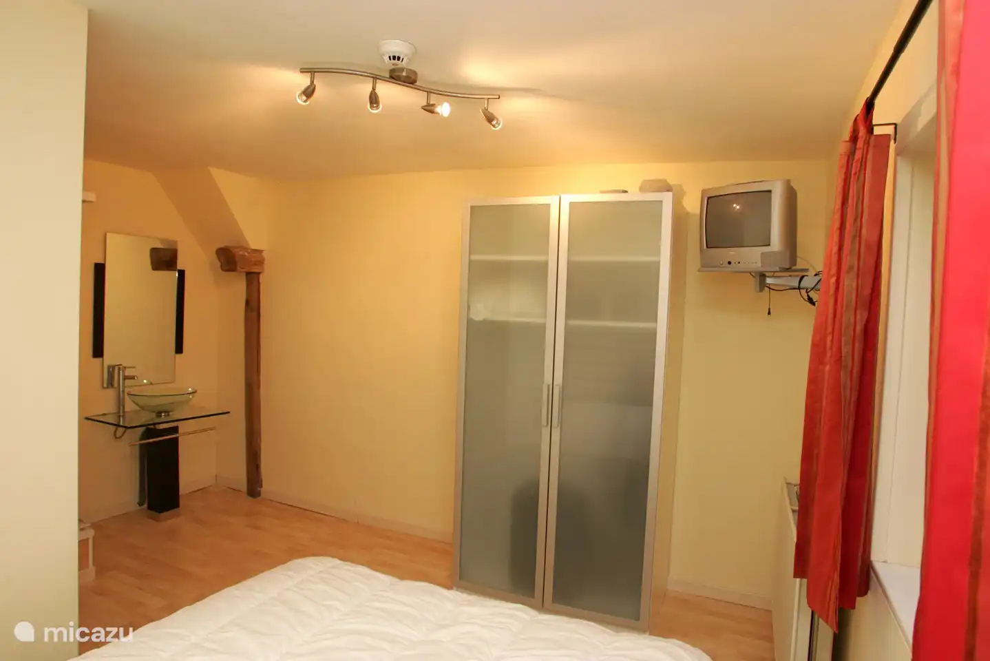 Schlafzimmer mit Waschbecken