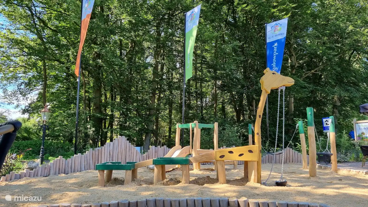 Terras met speeltuintje bij de horeca