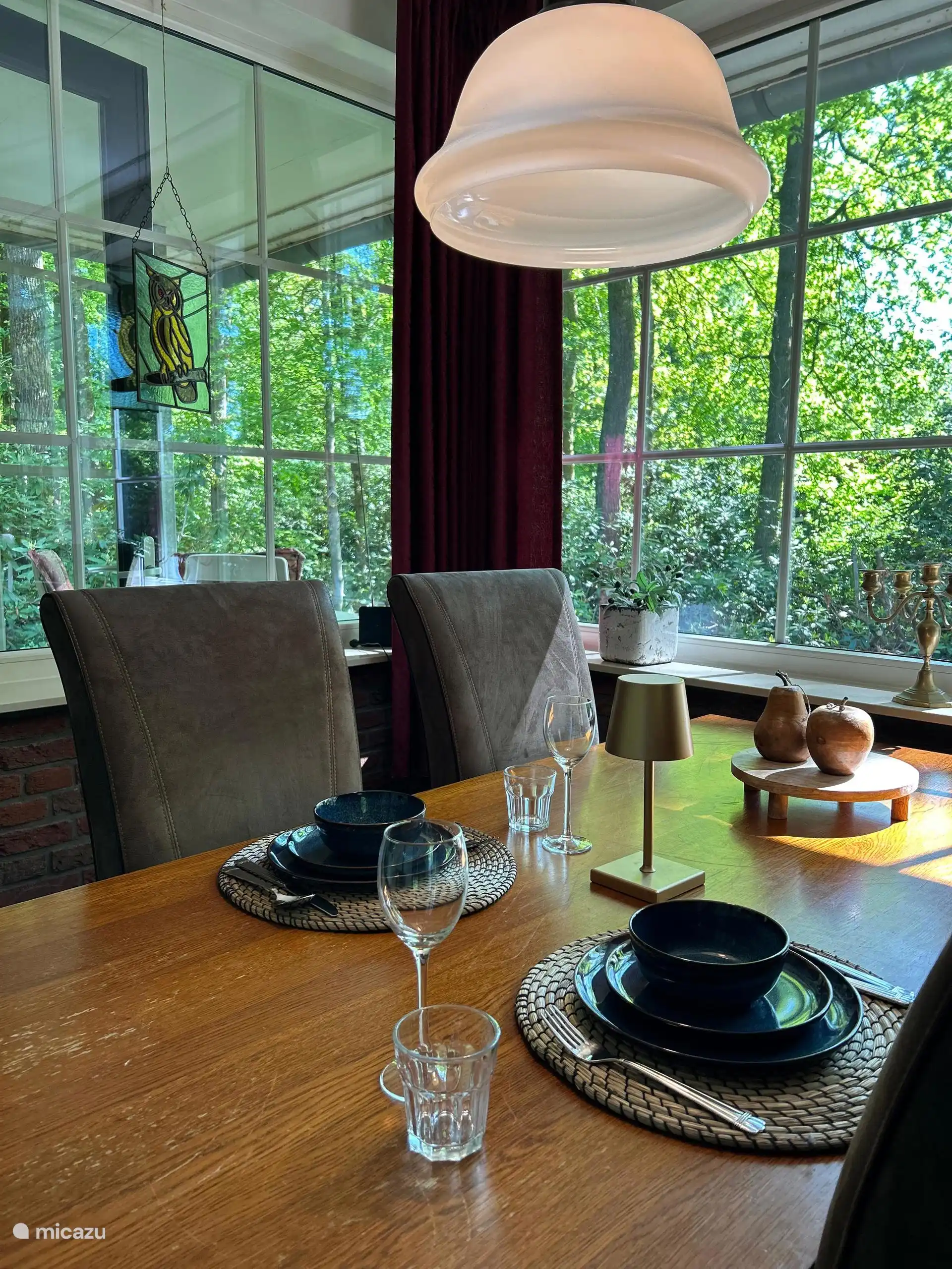 eethoek met zicht op het bos