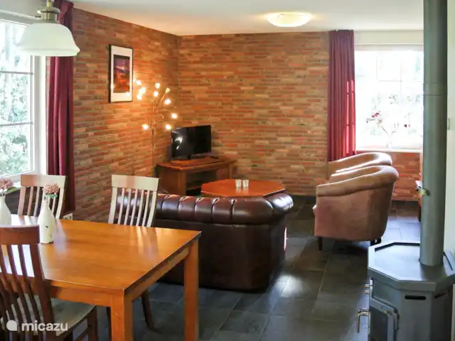 El cárabo en Países Bajos, Overijssel, Ootmarsum - bungaló Área de comedor y sala de estar