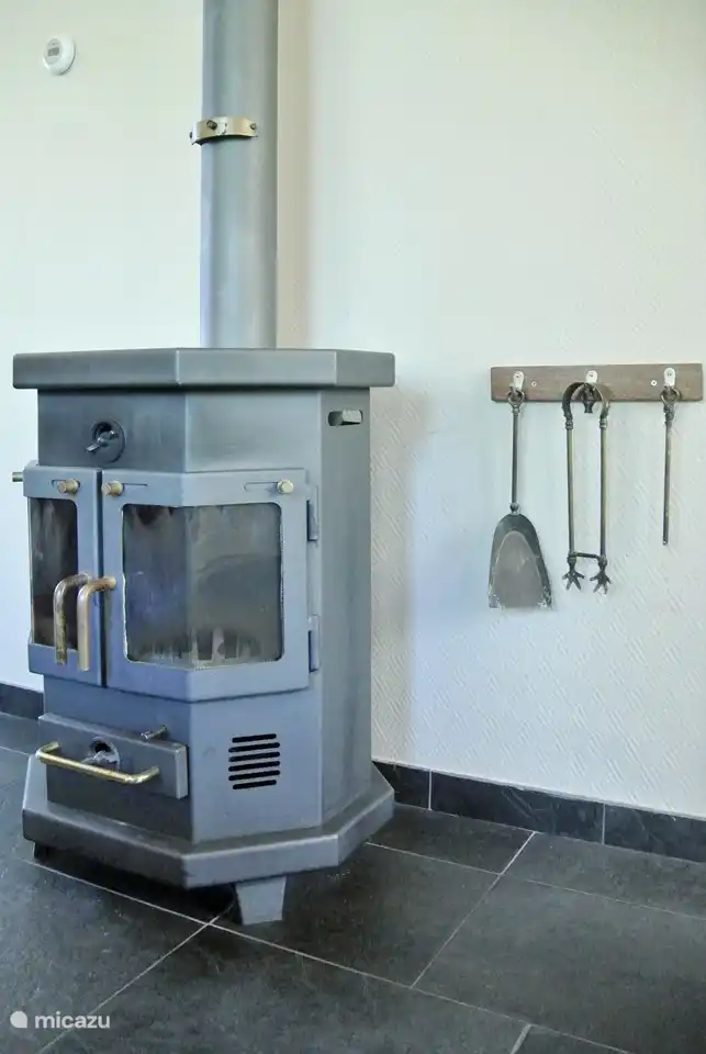 Schöner Holzofen in der Hütte