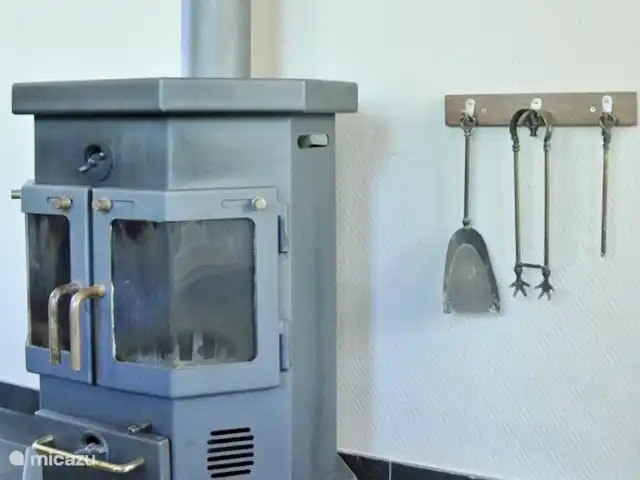 El cárabo en Países Bajos, Overijssel, Ootmarsum - bungaló Bonita estufa de leña en la cabaña