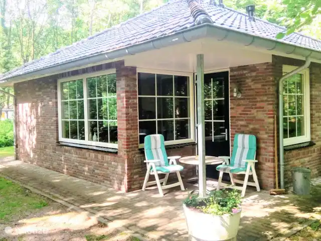 El cárabo en Países Bajos, Overijssel, Ootmarsum - bungaló Zona de asientos cubierta en el Bosuil