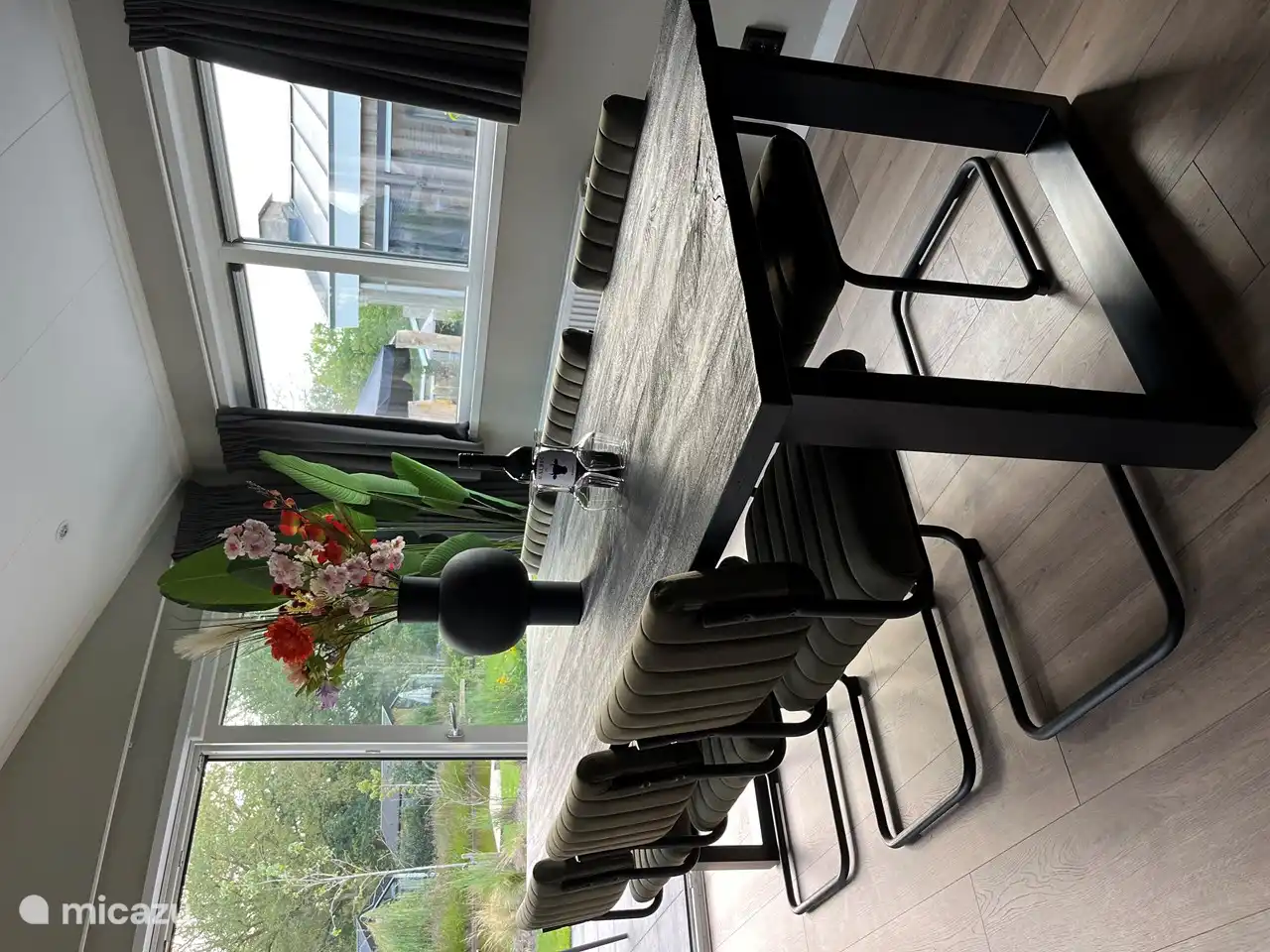 Salle à manger spacieuse pour de longues soirées à manger