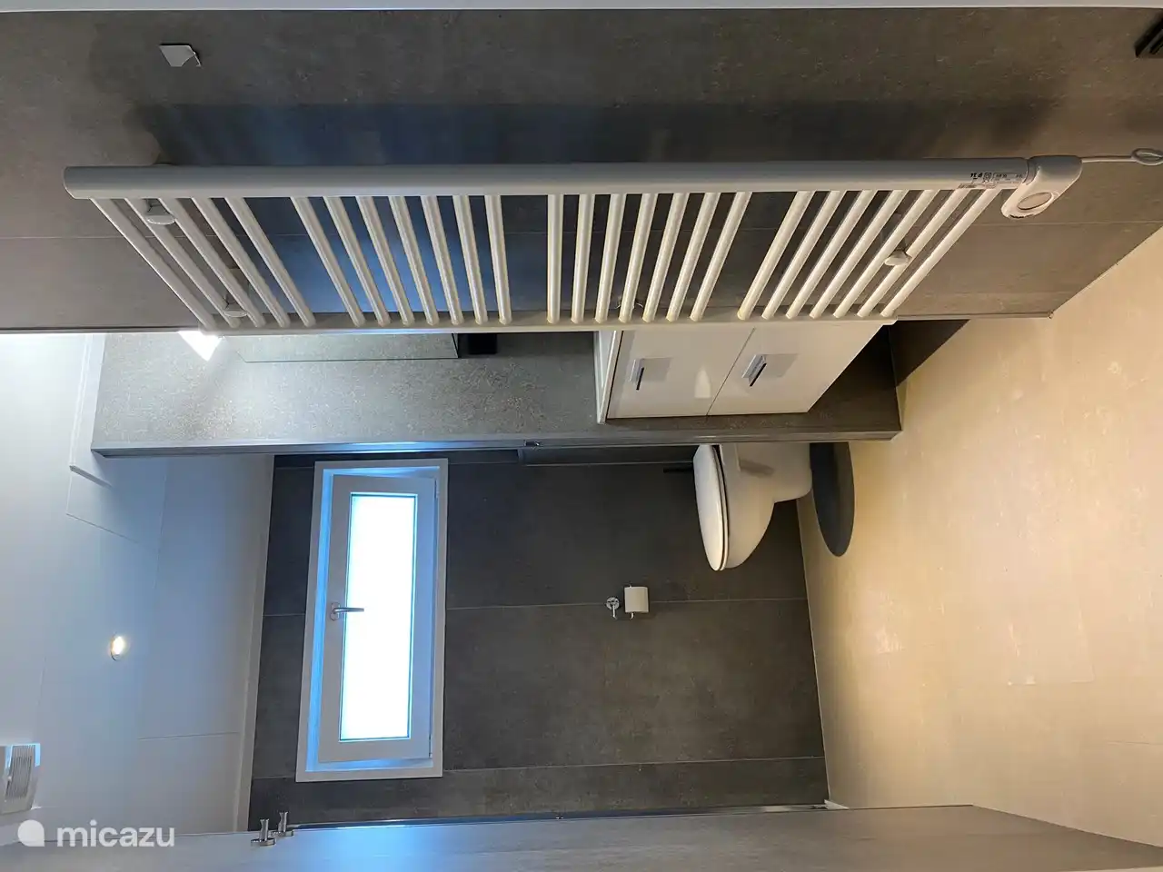 Salle de bain spacieuse avec lavabo, toilettes et douche