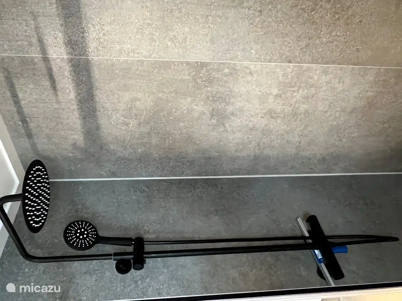Salle de bain spacieuse avec lavabo, toilettes et douche