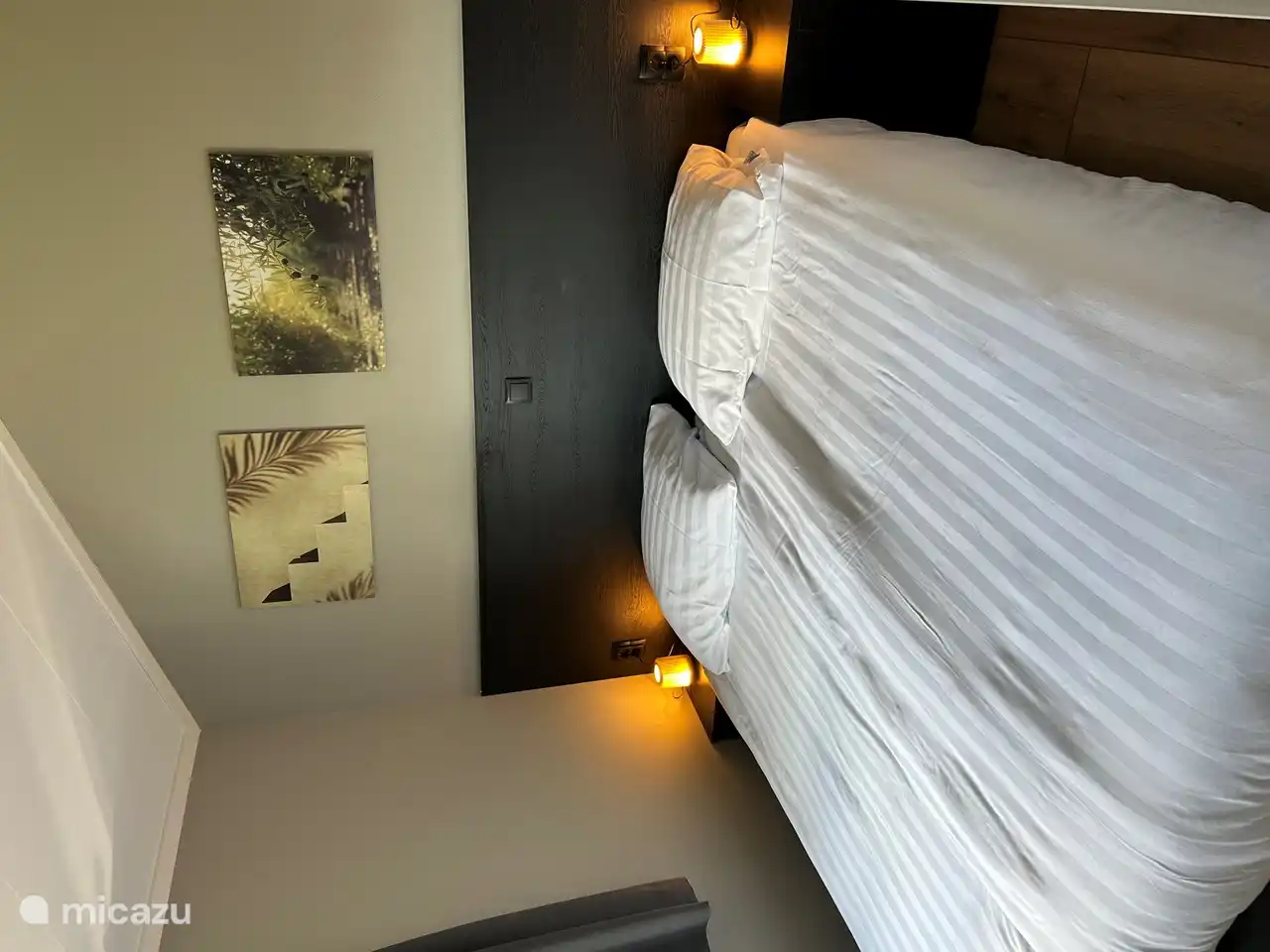 Chambre parentale avec lits 210, une grande armoire intégrée, ventilateur et TV