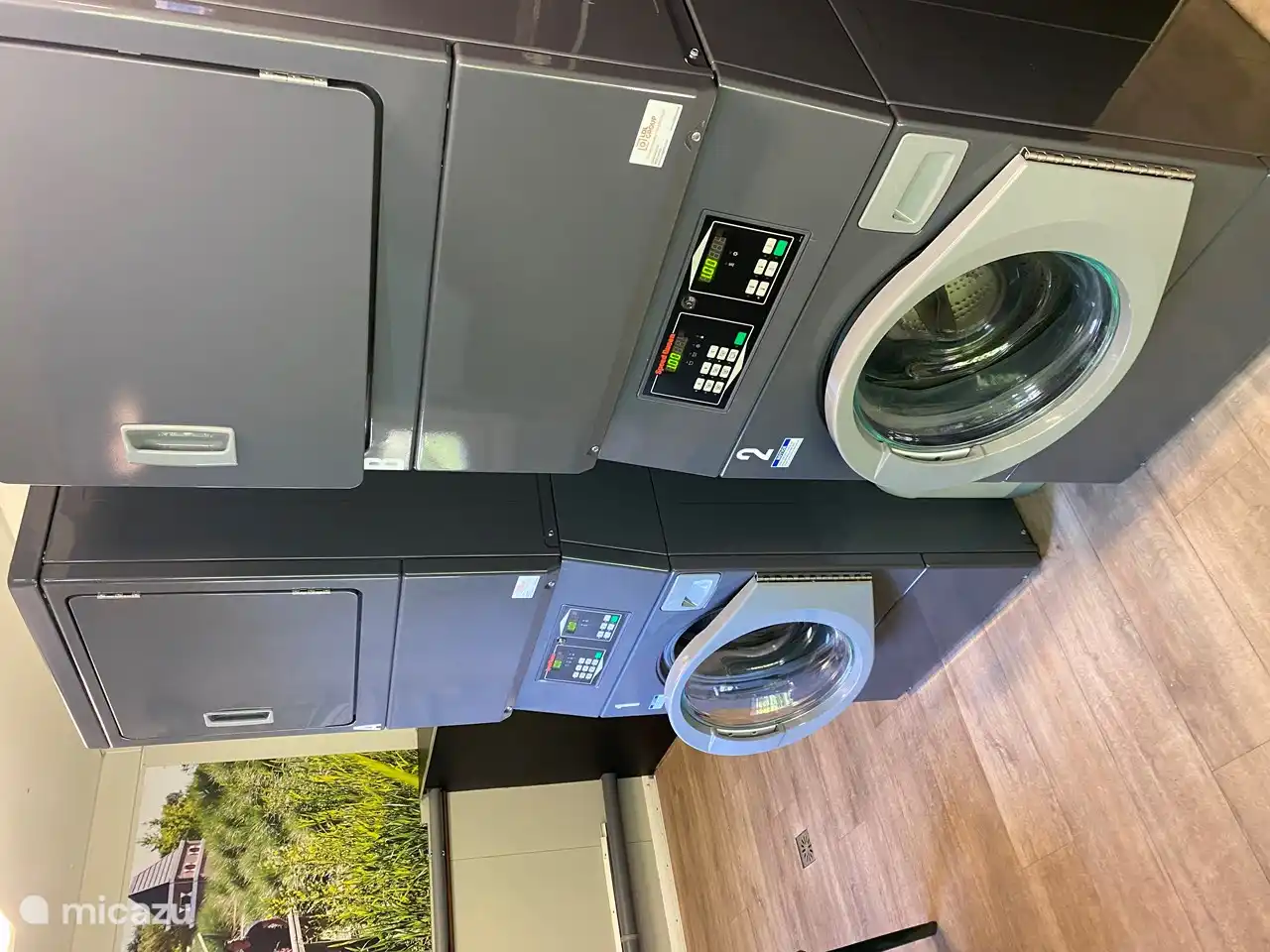 Buanderie avec 4 lave-linge et 4 sèche-linge. Paiement sans contact facile