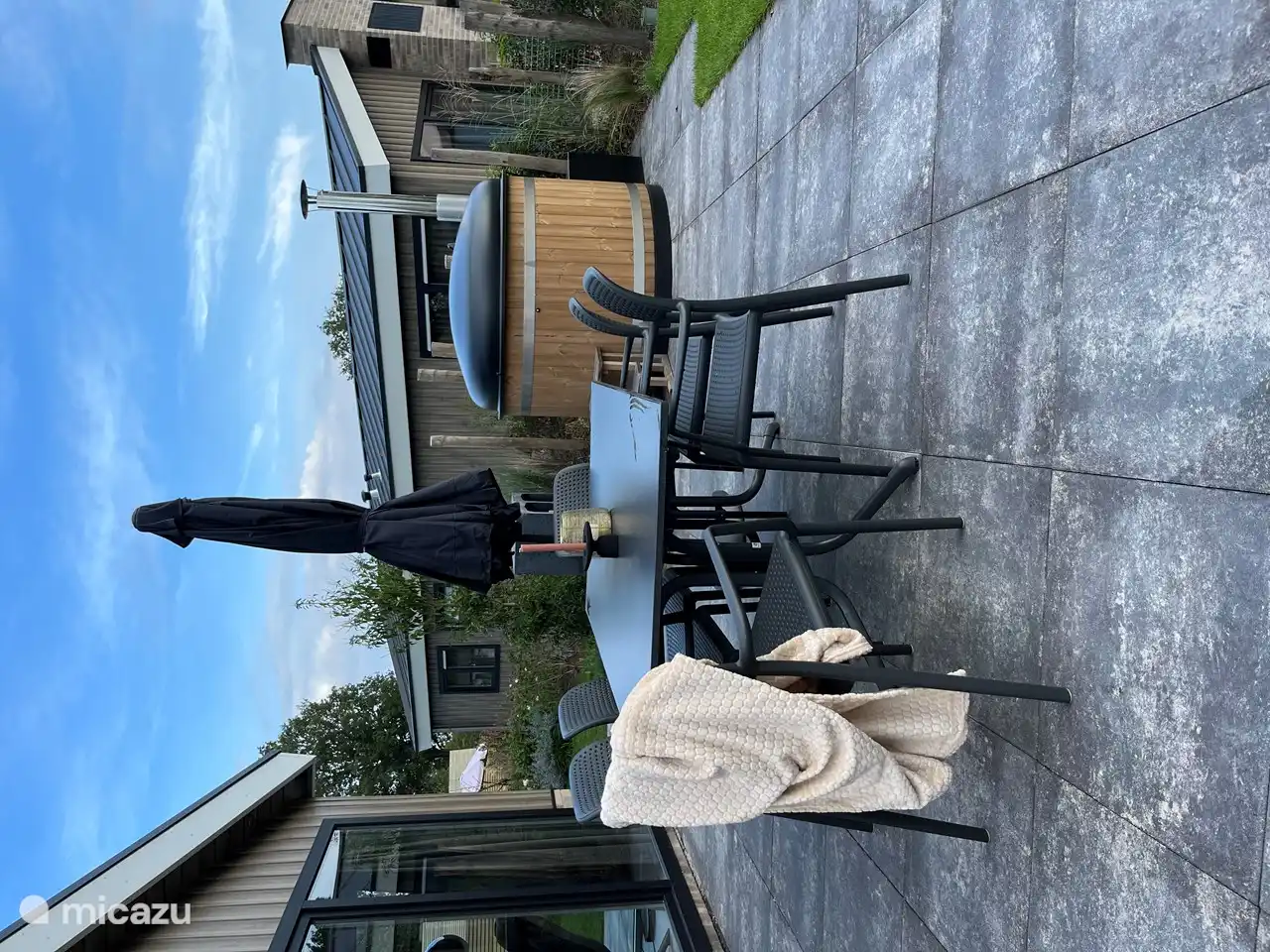 Terrasse relaxante au bord de l'eau, avec un bain à remous au feu de bois à côté