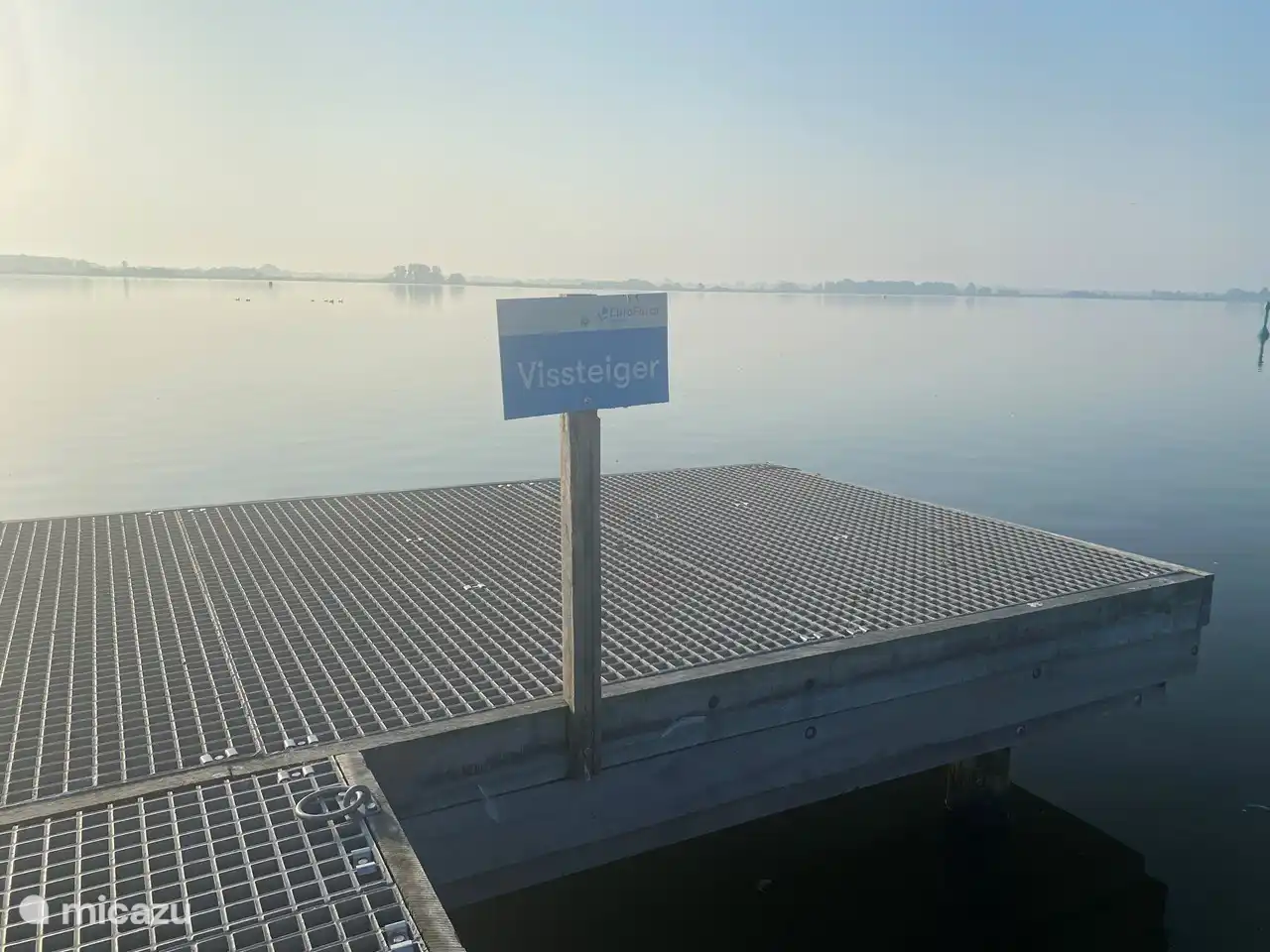 Profitez de la pêche sur ce quai de pêche sur le lac