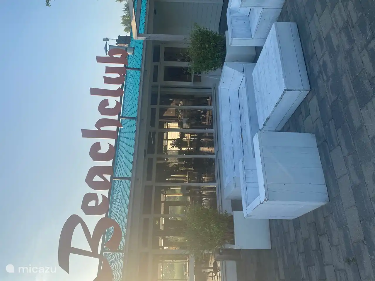 Profitez d'une collation et d'une boisson au club de plage (le club de plage est fermé pendant la période hivernale de septembre à avril)