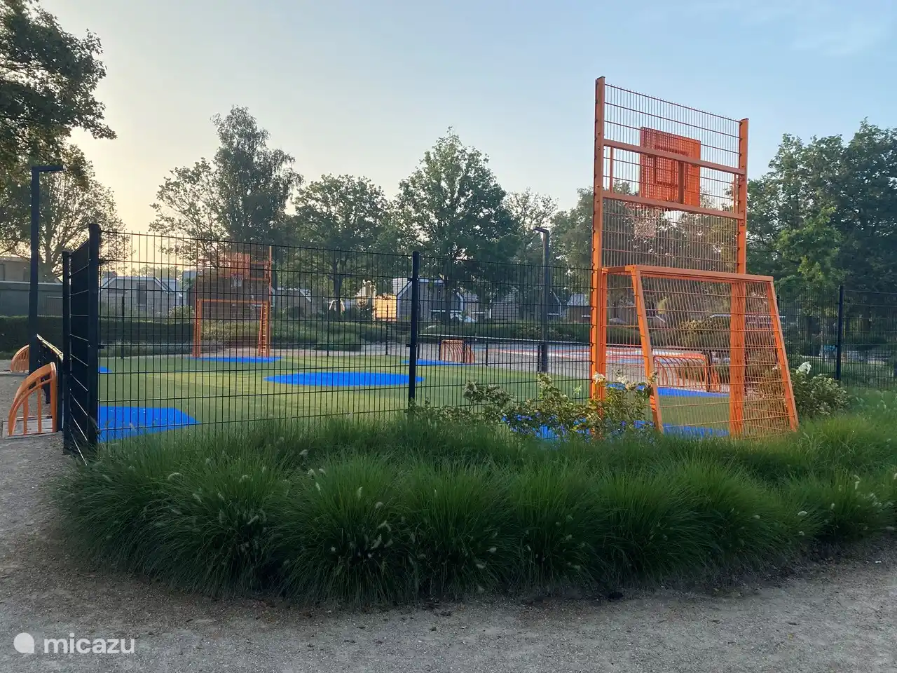 Prendre un verre en terrasse pendant que les enfants jouent dans l'aire de jeux adjacente