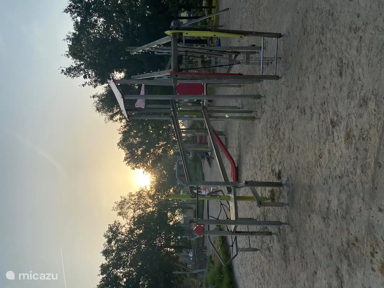Prendre un verre en terrasse pendant que les enfants jouent dans l'aire de jeux adjacente