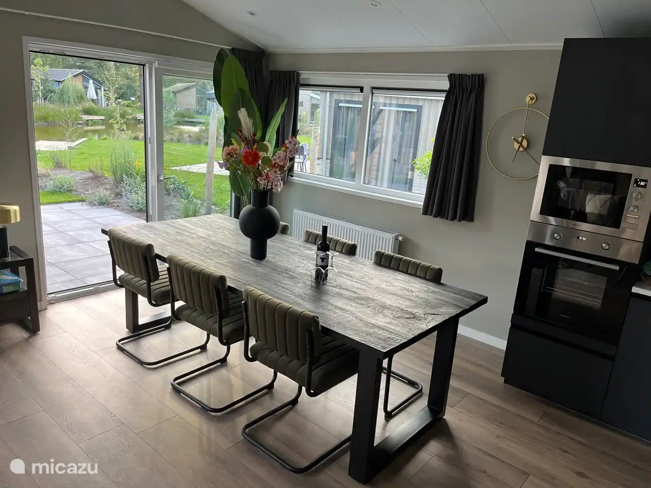 Salle à manger spacieuse pour de longues soirées à manger