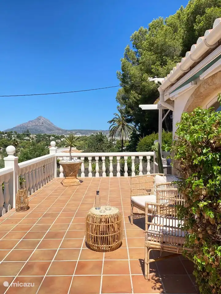 Belle terrasse à l’avant avec une vue dégagée sur El Montgo