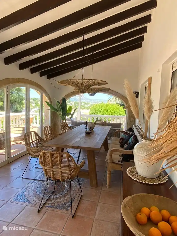 Depuis la salle à manger, Naya offre une vue dégagée magnifique. Un endroit charmant pour travailler, manger par temps chaud portes ouvertes mais aussi pour les journées fraîches et venteuses. Avec accès à la terrasse