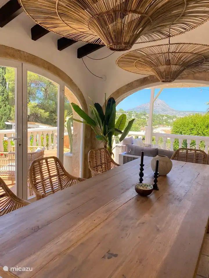 Naya spacieuse et chaleureuse avec des places assises pour 8 personnes et vue dégagée