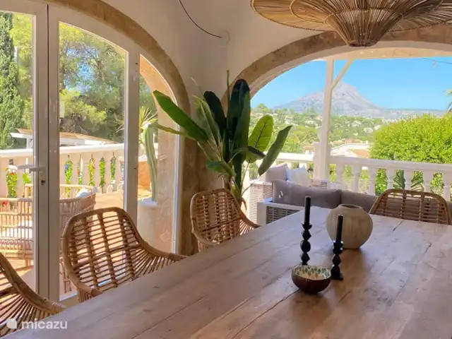 Casa Vista Lejana en España, Costa Blanca, Jávea - villa Acogedor y amplio salón comedor Naya con capacidad para 8 personas y vista despejada.