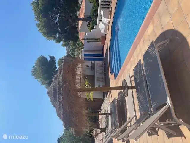 Plusieurs coins salon autour de la piscine