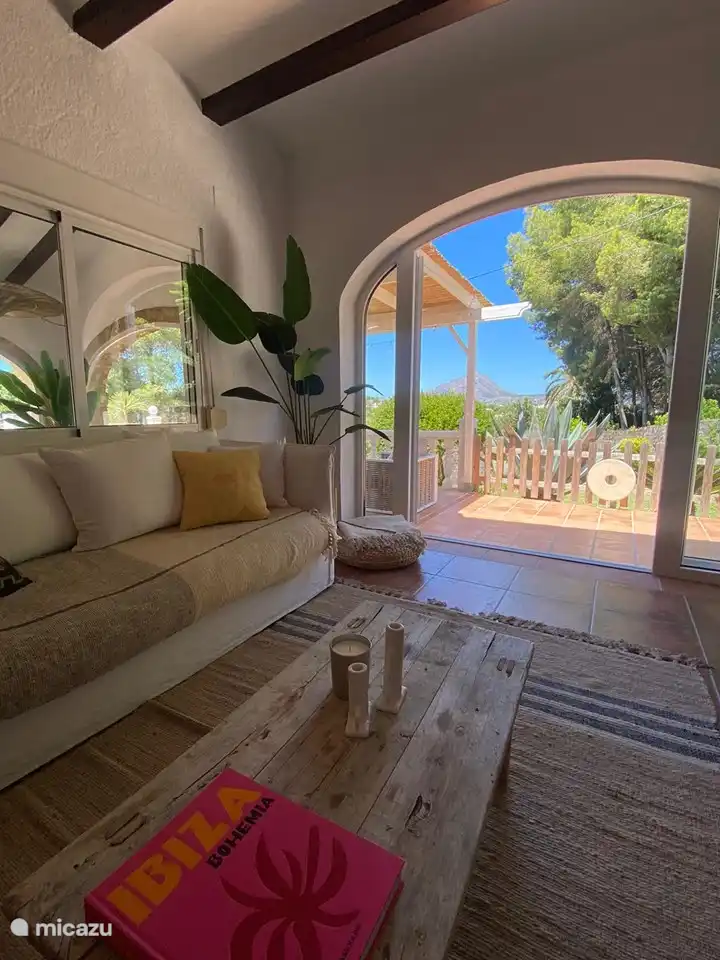 De plus, depuis le salon, on peut accéder à la terrasse avec une vue dégagée