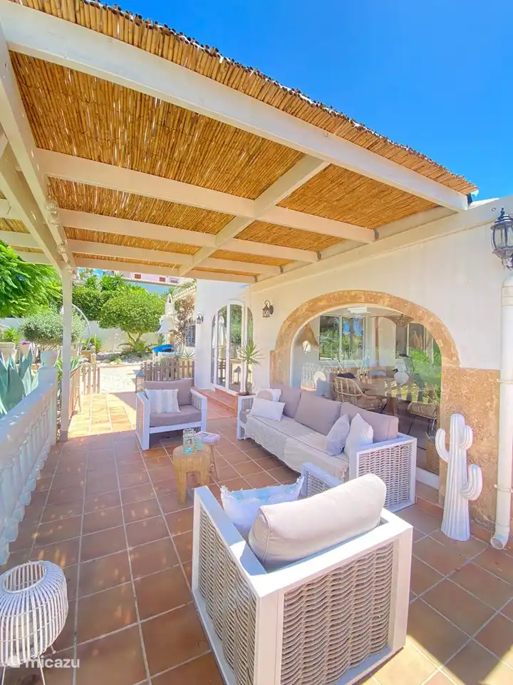 L’un des nombreux espaces de repos autour de la maison. Ce charmant coin salon avec une vue dégagée.