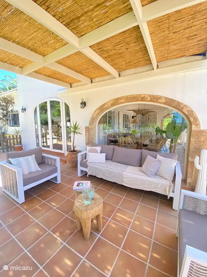 L’un des nombreux espaces de repos autour de la maison. Ce charmant coin salon avec une vue dégagée.