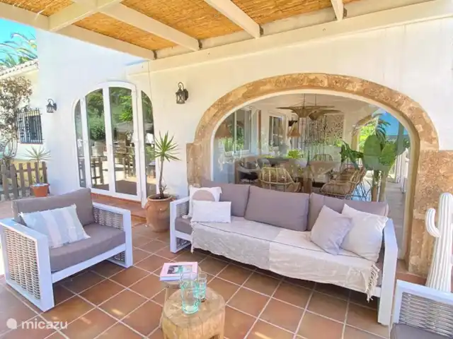 Casa Vista Lejana en España, Costa Blanca, Jávea - villa Una de las muchas zonas para sentarse que hay alrededor de la casa. Esta maravillosa sala de estar con una vista despejada.