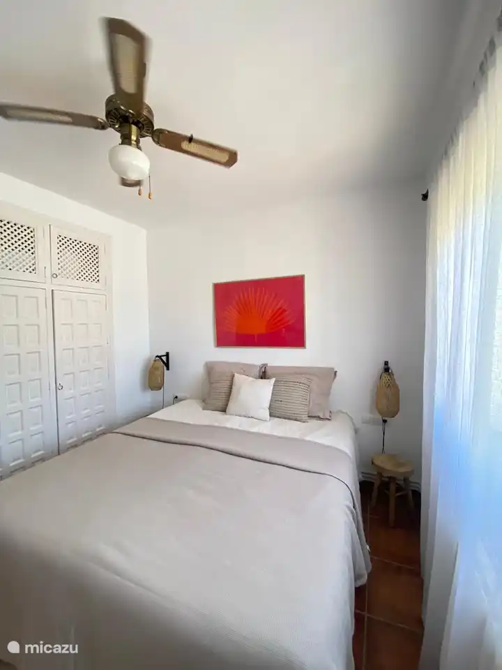 Pièce spacieuse avec des armoires fixes et spacieuses suspendues/posées.