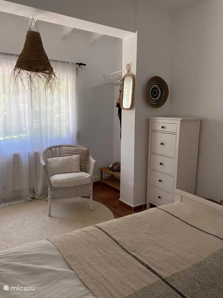 Une 2e chambre spacieuse avec alcôve supplémentaire, espace pour le lit bébé