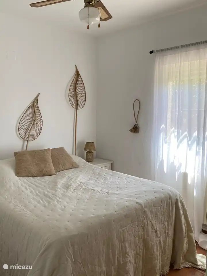 3ème chambre avec salle de bain partagée et armoires encastrées avec un grand rangement