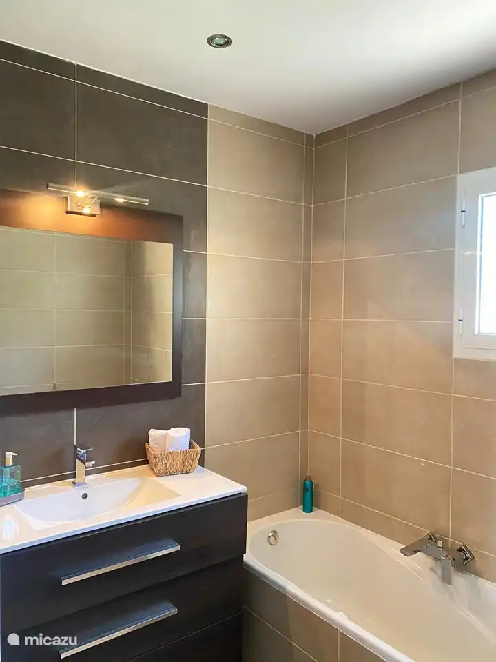 Grande salle de bain dans la chambre principale