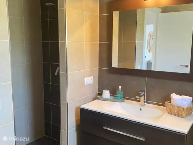 Casa Vista Lejana en España, Costa Blanca, Jávea - villa Amplio cuarto de baño con bañera y ducha a ras de suelo.