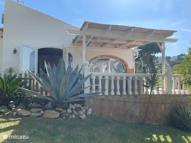 Casa Vista Lejana en España, Costa Blanca, Jávea - villa Vista lateral del juego de salón y entrada al salón.
