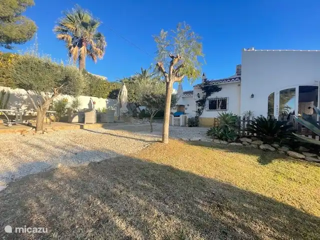Terrasse arrière, table à manger pour 8 personnes et ping-pong