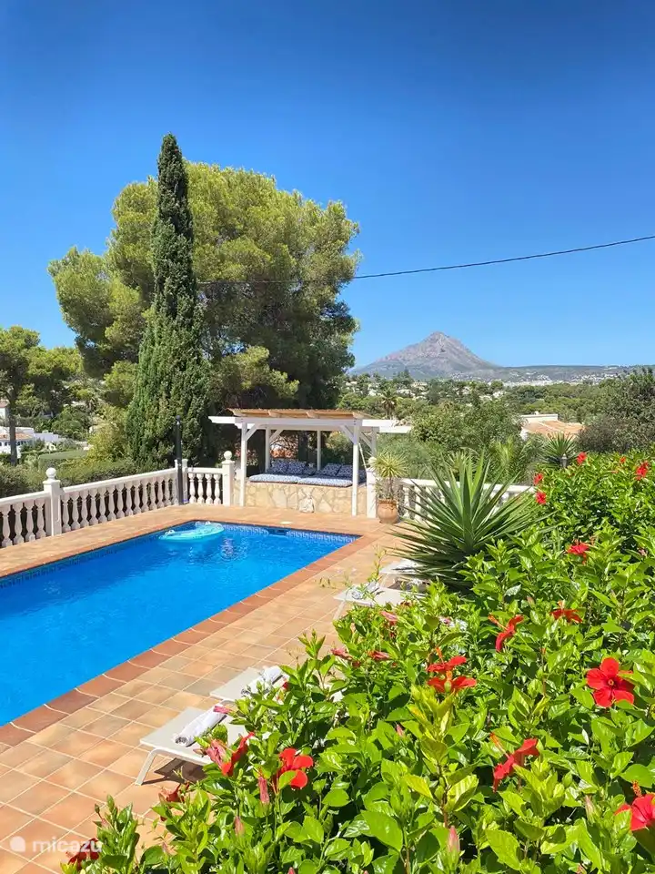 Vue sur El Montgo depuis la piscine et la terrasse